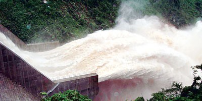 An open sluice gate at A Vuong Hydropower Plant in Quang Nam Province (Photo: SGGP) An open sluice gate at A Vuong Hydropower Plant in Quang Nam Province (Photo: SGGP)